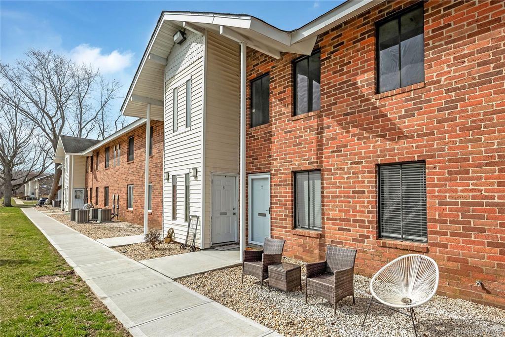 8 Cheyenne Court 8, Coram, NY 11727 — photo 2