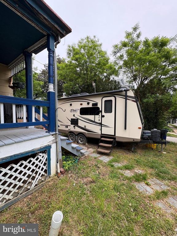 Image 5 of property listing at 401 CALVIN AVE, Baltimore, MD 21218
