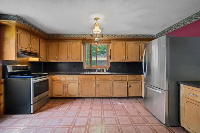 127 Kenmar Dr, Somerset, MA 02726