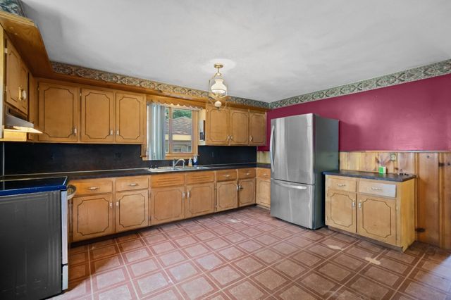 127 Kenmar Dr, Somerset, MA 02726