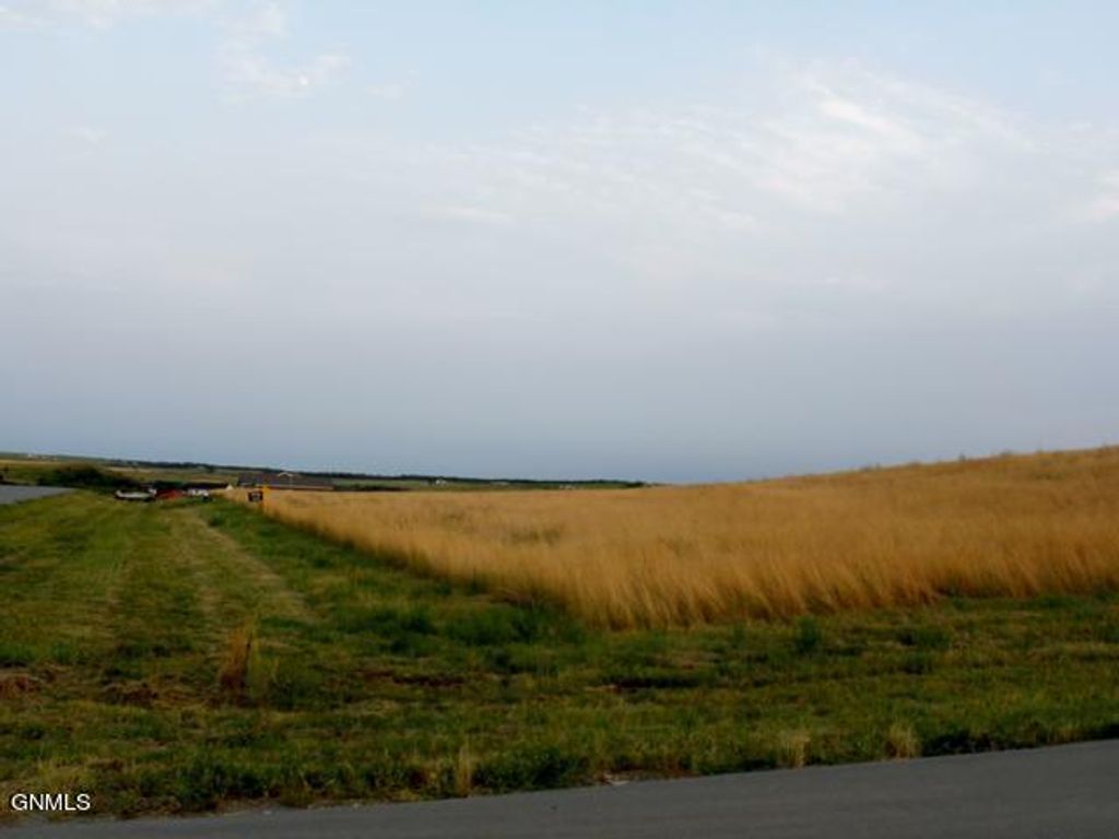 14134 Trail Boss Way, Bismarck, ND 58503 photo 2