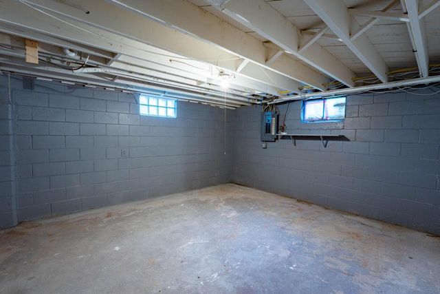 1153 N 11th AVENUE, West Bend, WI 53090