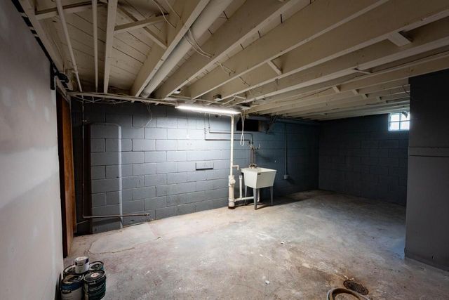 1153 N 11th AVENUE, West Bend, WI 53090