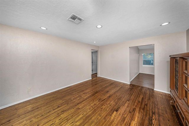 5864 NW Dearborn Ave, Lawton, OK 73505