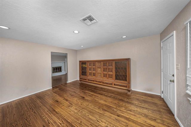 5864 NW Dearborn Ave, Lawton, OK 73505