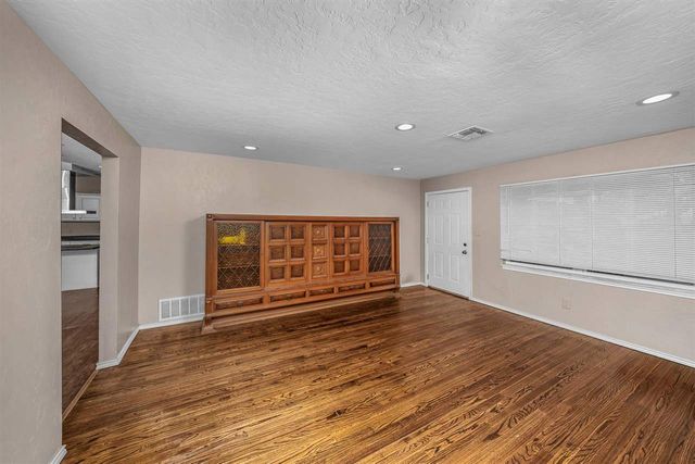 5864 NW Dearborn Ave, Lawton, OK 73505