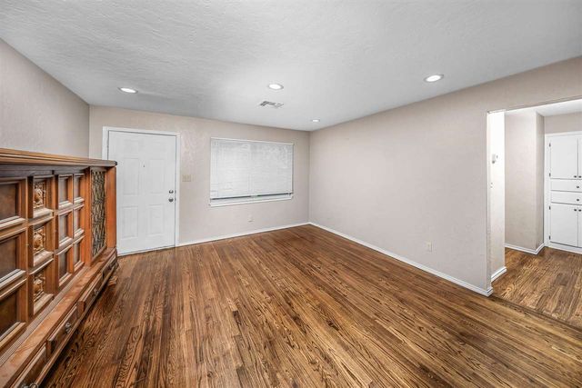 5864 NW Dearborn Ave, Lawton, OK 73505