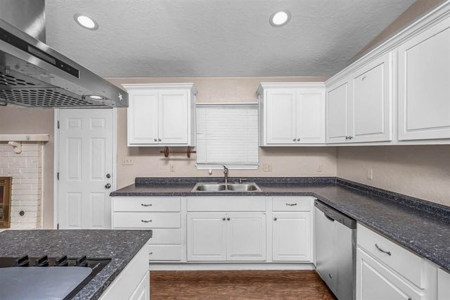 5864 NW Dearborn Ave, Lawton, OK 73505