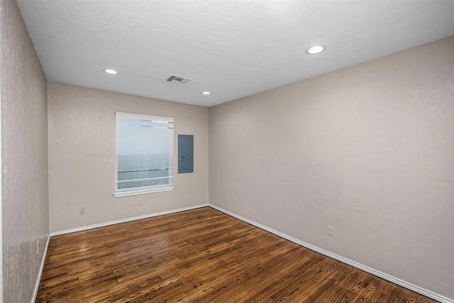 5864 NW Dearborn Ave, Lawton, OK 73505