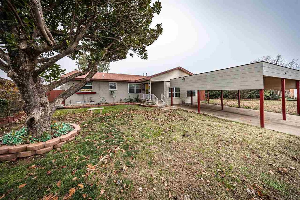 5864 NW Dearborn Ave, Lawton, OK 73505