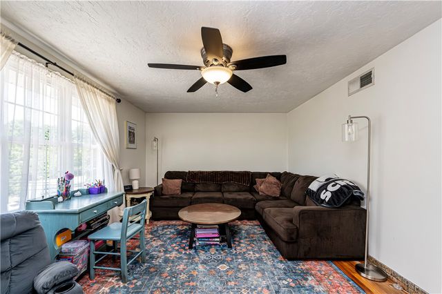 765 Robbins Station Rd, North Huntingdon, PA 15642