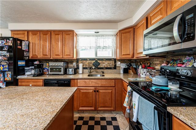 765 Robbins Station Rd, North Huntingdon, PA 15642