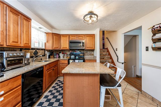 765 Robbins Station Rd, North Huntingdon, PA 15642