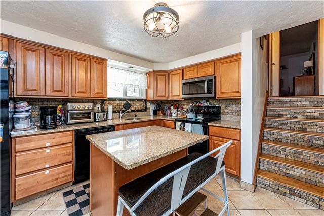 765 Robbins Station Rd, North Huntingdon, PA 15642