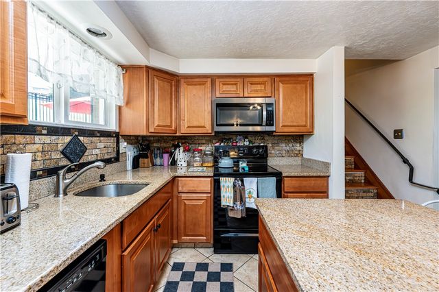 765 Robbins Station Rd, North Huntingdon, PA 15642