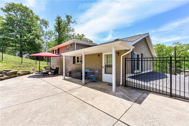 765 Robbins Station Rd, North Huntingdon, PA 15642