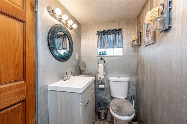 765 Robbins Station Rd, North Huntingdon, PA 15642