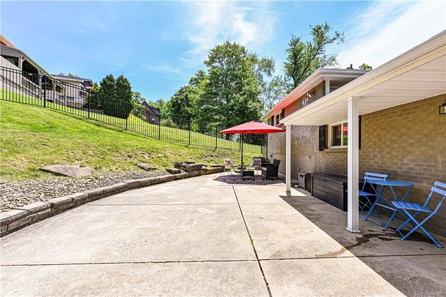 765 Robbins Station Rd, North Huntingdon, PA 15642