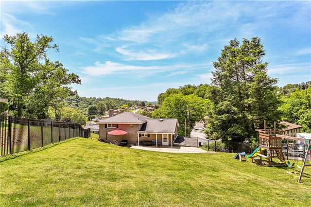 765 Robbins Station Rd, North Huntingdon, PA 15642