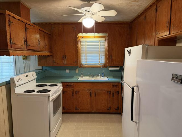 203 E Anderson, Schulenburg, TX 78956