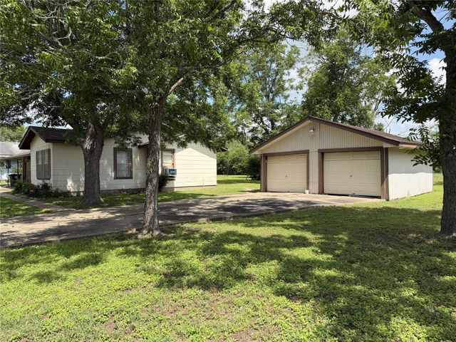 203 E Anderson, Schulenburg, TX 78956