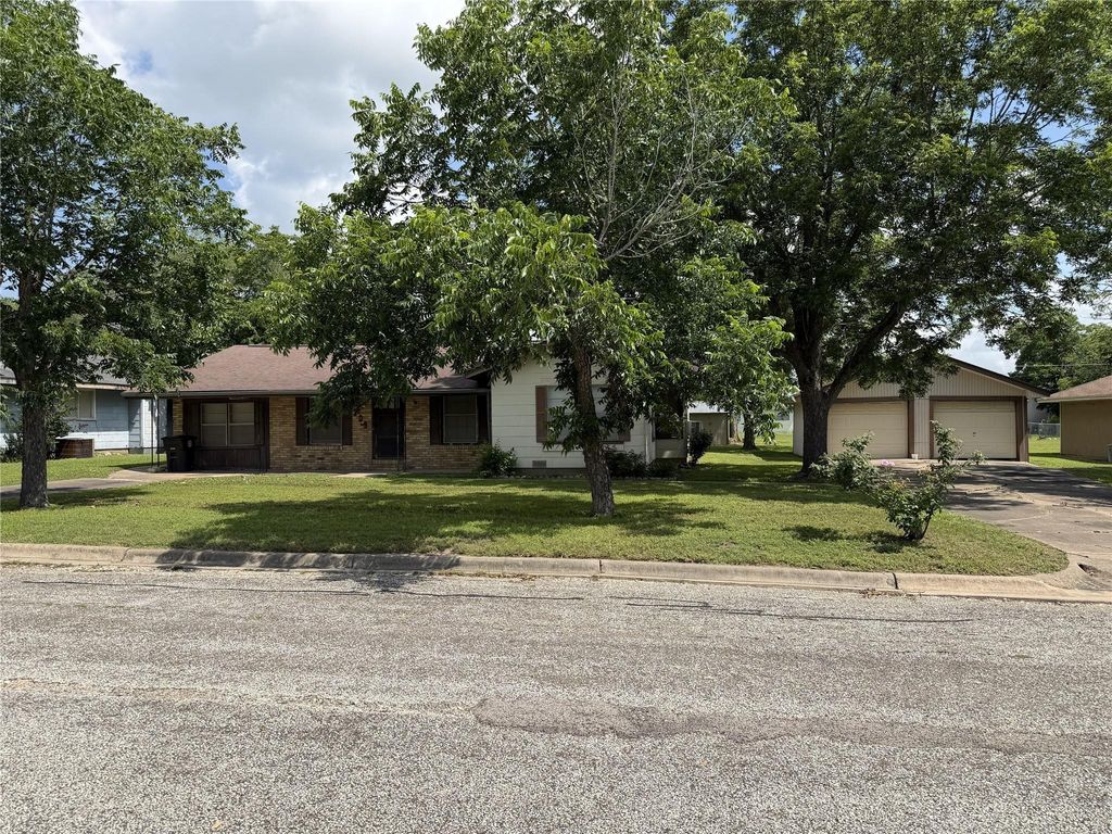 203 E Anderson, Schulenburg, TX 78956