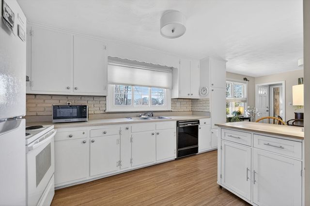 788 Dartmouth St, Dartmouth, MA 02748