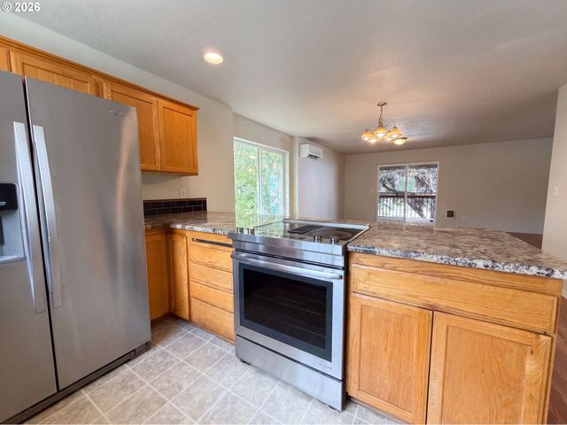 12103 Se HAROLD St, Portland, OR 97266
