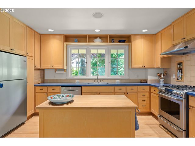 1669 FAIRMOUNT Blvd, Eugene, OR 97403