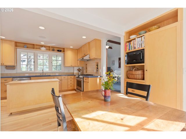 1669 FAIRMOUNT Blvd, Eugene, OR 97403