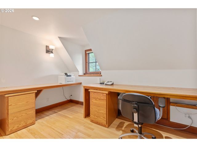 1669 FAIRMOUNT Blvd, Eugene, OR 97403