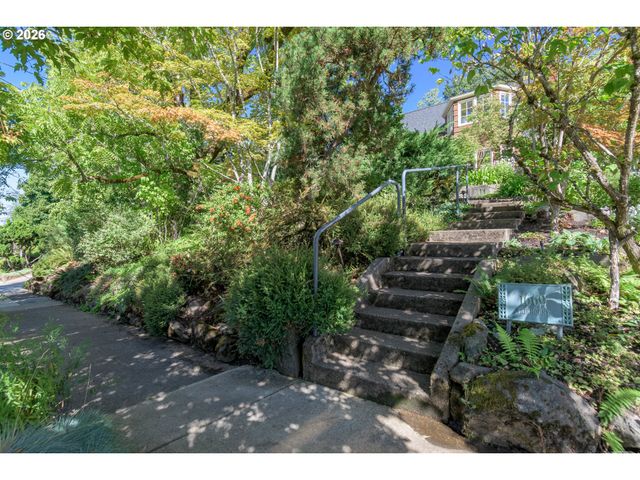 1669 FAIRMOUNT Blvd, Eugene, OR 97403