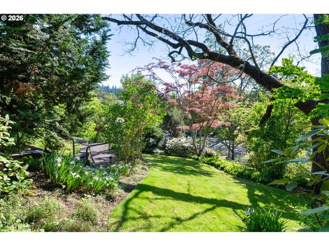 1669 FAIRMOUNT Blvd, Eugene, OR 97403