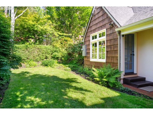 1669 FAIRMOUNT Blvd, Eugene, OR 97403