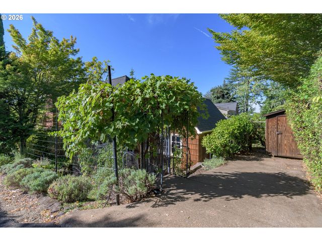 1669 FAIRMOUNT Blvd, Eugene, OR 97403