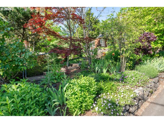 1669 FAIRMOUNT Blvd, Eugene, OR 97403