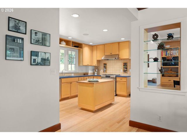 1669 FAIRMOUNT Blvd, Eugene, OR 97403