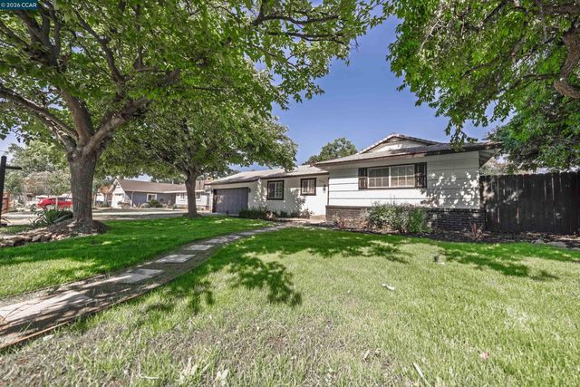 3085 Stanton Cir, Carmichael, CA 95608