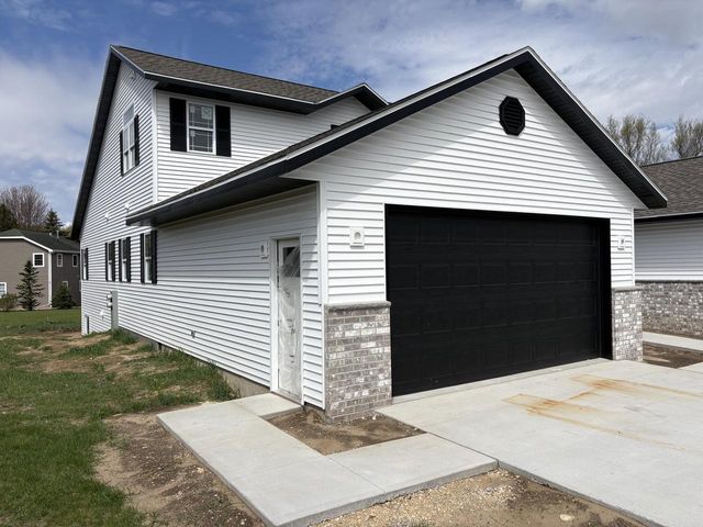 1334 Legion CIRCLE, West Bend, WI 53090