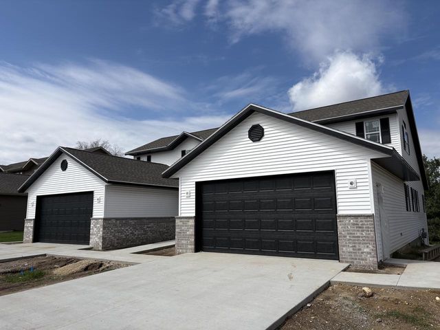 1334 Legion CIRCLE, West Bend, WI 53090