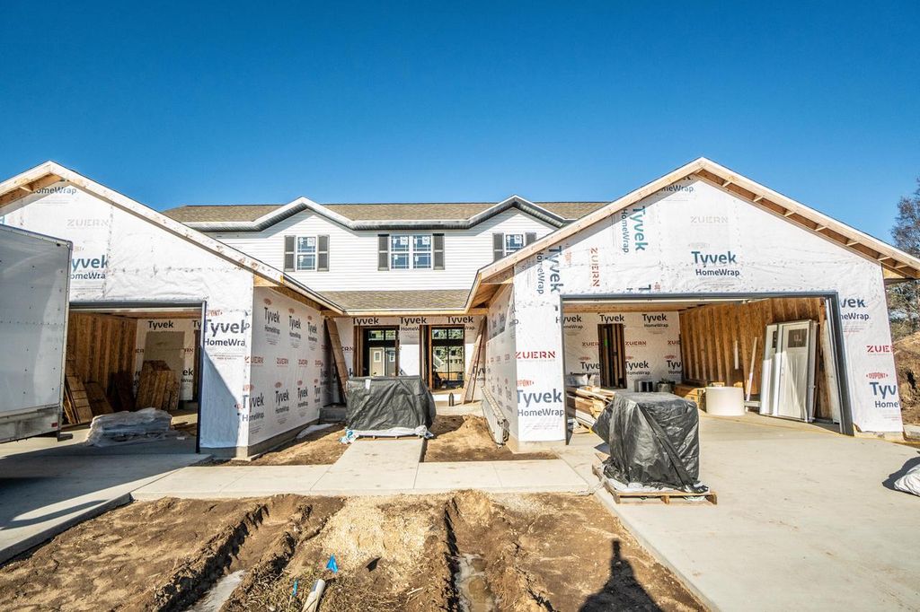 1334 Legion CIRCLE, West Bend, WI 53090