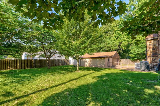 1328 E Bennett Street, Springfield, MO 65804