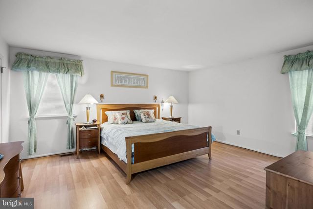 320 LONGSTONE DR, Cherry Hill, NJ 08003