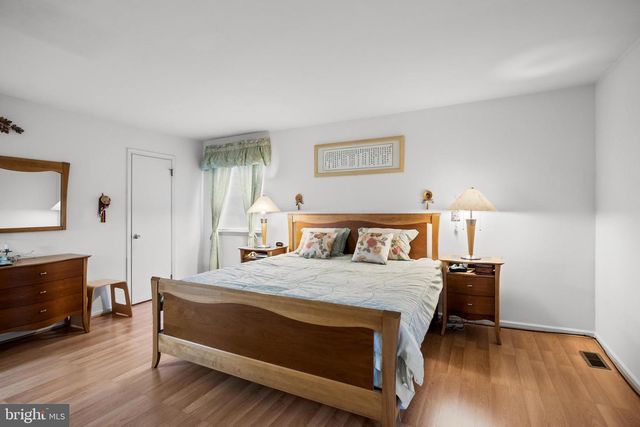 320 LONGSTONE DR, Cherry Hill, NJ 08003