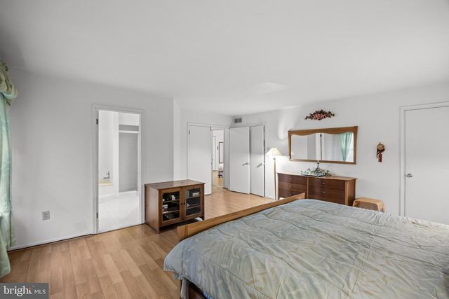 320 LONGSTONE DR, Cherry Hill, NJ 08003