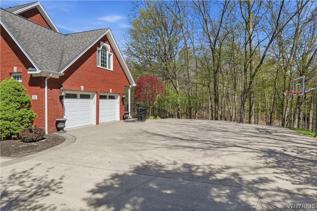 16 Woodstream, Orchard Park, NY 14127