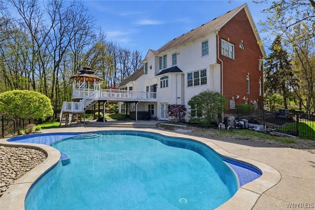 16 Woodstream, Orchard Park, NY 14127