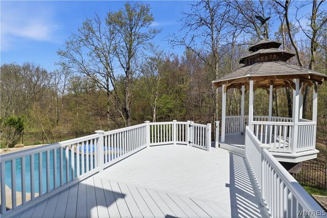 16 Woodstream, Orchard Park, NY 14127