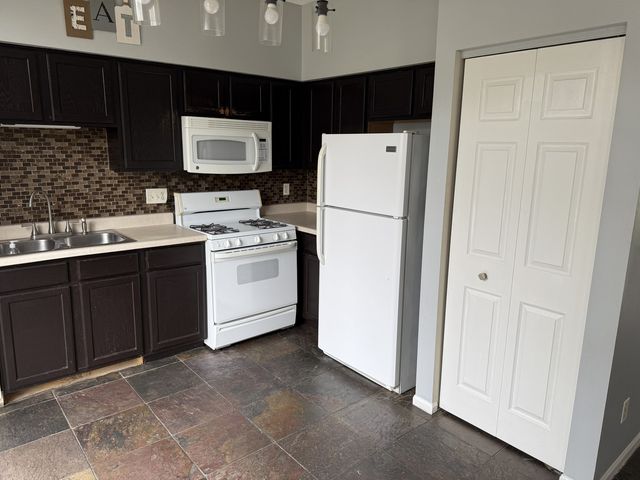384 Reston Circle, Romeoville, IL 60446