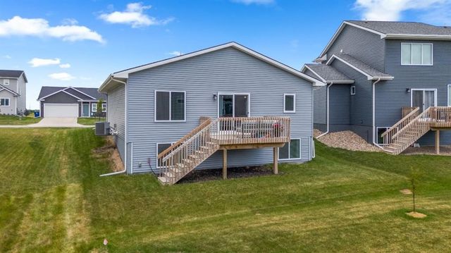 16660 Mill Pond Drive, Urbandale, IA 50323